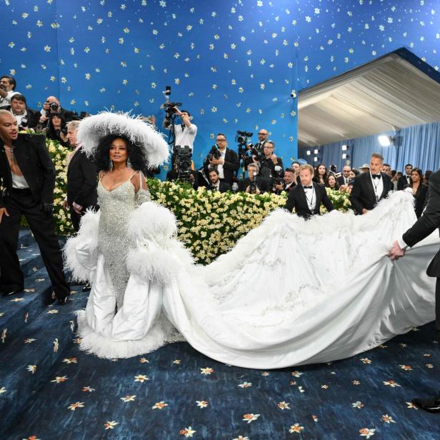 Diana Ross trug eine weiße Robe mit fünf Meter langer Schleppe
